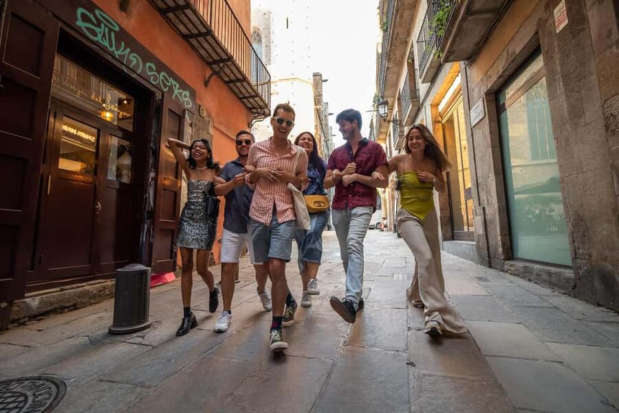Barcelona: Guided Walking Tour - From Els Quatre Gats to the Kiss of Freedom
