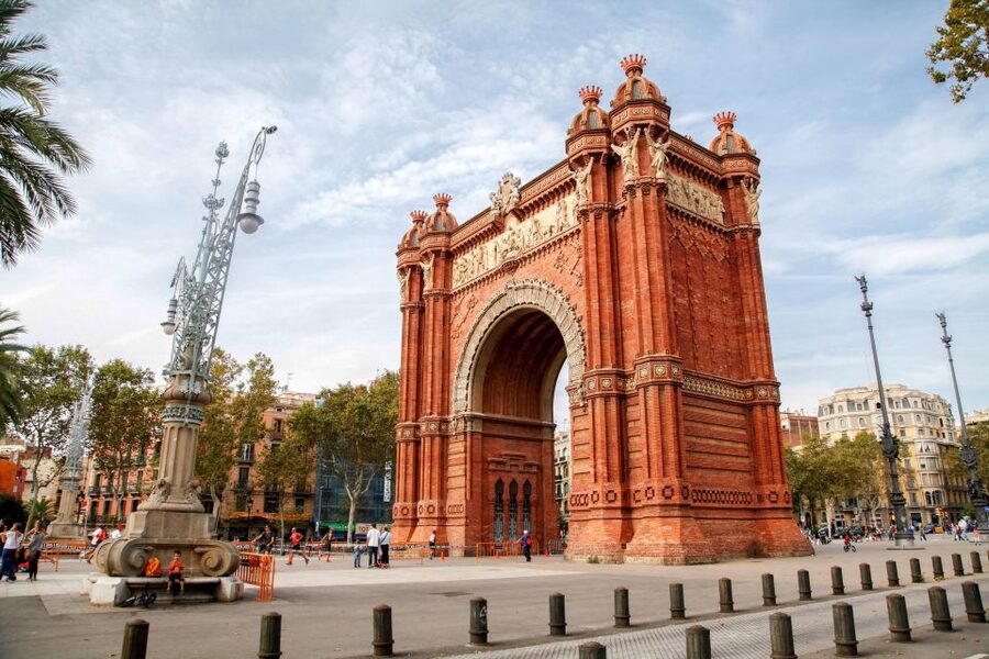 Barcelona Historical 3-Hour Bike Tour - What the guide adds to the ride
