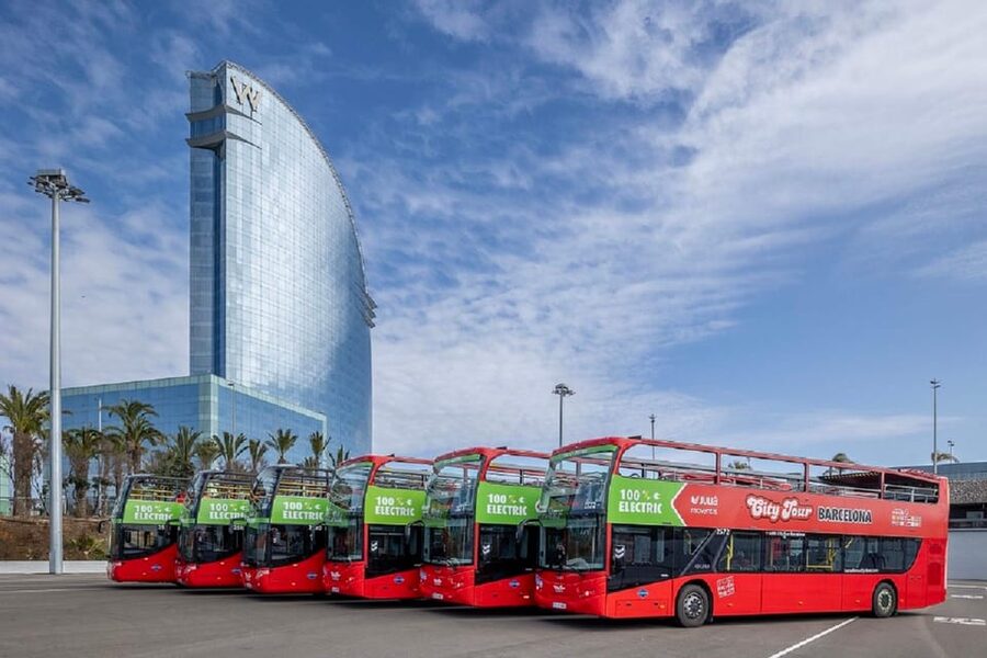 Barcelona: Hop-On Hop-Off Bus & Aquarium Tour - Inside the Barcelona Aquarium