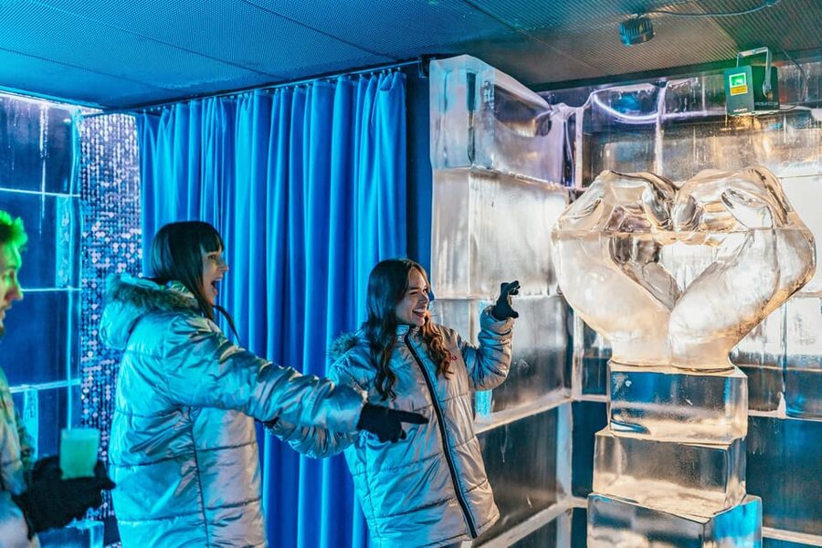 Barcelona: Icebar experience, located at the beach !! - Cocktails in cups made of ice