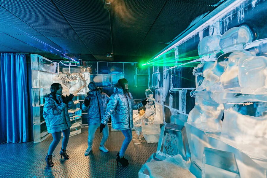 Barcelona: Icebar experience, located at the beach !! - Ice sculptures, lighting, and photo spots