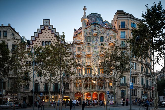 Barcelona in 1 Day: Sagrada Familia, Park Guell,Old Town & Pickup - Passeig de Gràcia and Gaudí’s city houses