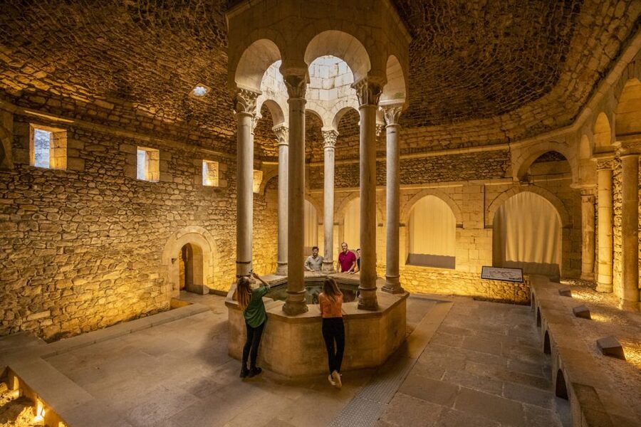Barcelona: Montserrat, Girona & Costa Brava Guided Day Trip - Lunch in Girona: freedom or an upgrade