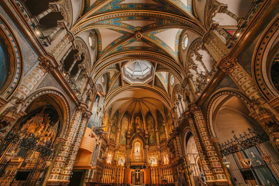 Barcelona: Montserrat Visit & Lunch at Farmhouse Small Group - Why Montserrat makes a fine day outside Barcelona