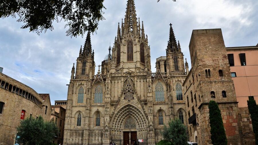 Barcelona: Old Town and Gothic Quarter Walking Tour - The Gothic Quarter’s narrow streets and medieval squares