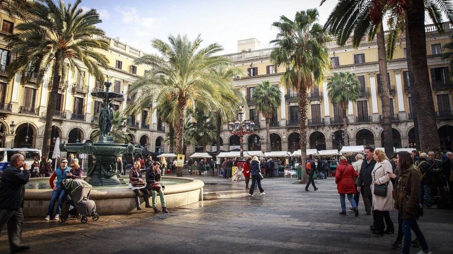 Barcelona: Old Town and Gothic Quarter Walking Tour - La Rambla and the crowded center of Barcelona