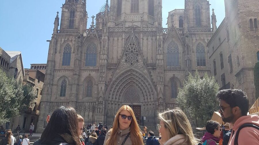 Barcelona: Old Town and Gothic Quarter Walking Tour - What the guides add to the experience
