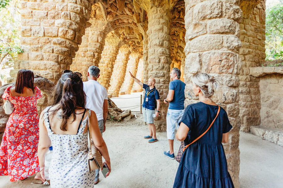 Barcelona: Park Güell Guided Tour & Priority Access - Entering the Monumental Zone with priority access