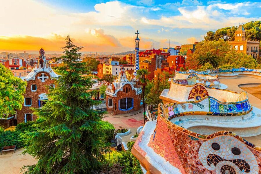 Barcelona: Park Güell Guided Tour with Fast-Track Ticket - The dragon staircase and El Drac