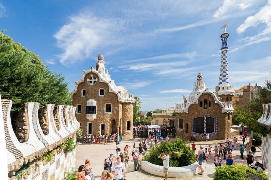 Barcelona: Park Guell Guided Tour with Skip The Line Entry - A short lesson in Barcelona’s changing city