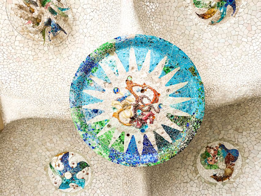 Barcelona: Park Güell & La Sagrada Familia Tickets and Tour - Meeting your guide at Park Güell