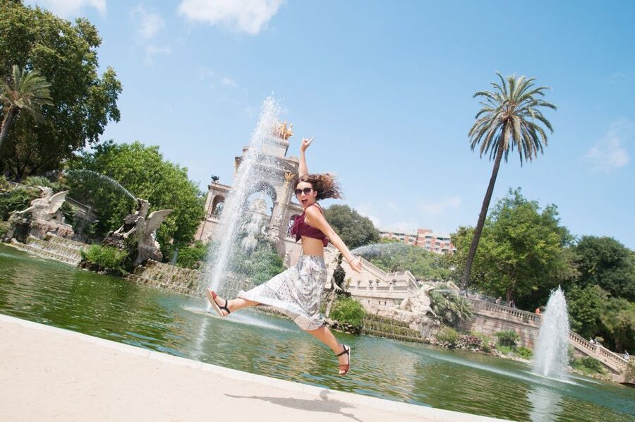 Barcelona: Photoshoot Tour Old Town - Ciutadella Park and a change of setting