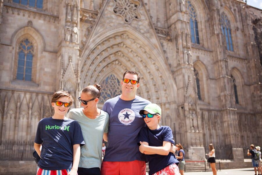 Barcelona: Photoshoot Tour Old Town - Group size, private bookings, and the pace