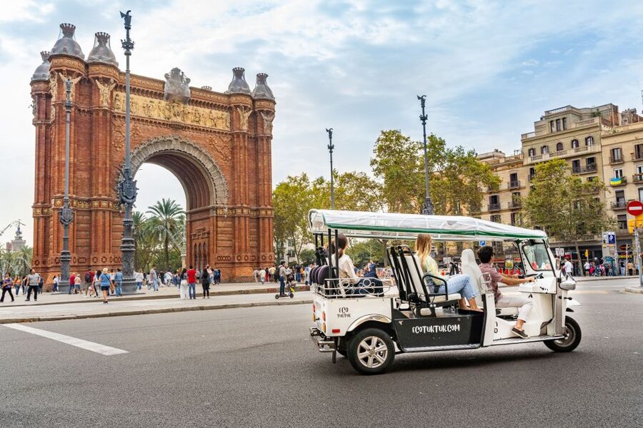 Barcelona: Private City Tour by Eco Tuk Tuk - Gaudí along Passeig de Gràcia