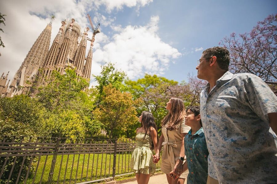 Barcelona: Professional Photoshoot Outside Sagrada Familia - Posing help for people who dislike posing