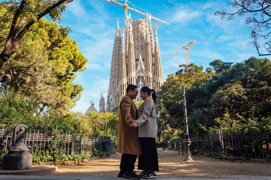 Barcelona: Professional Photoshoot Outside Sagrada Familia - Is $65 a good value?