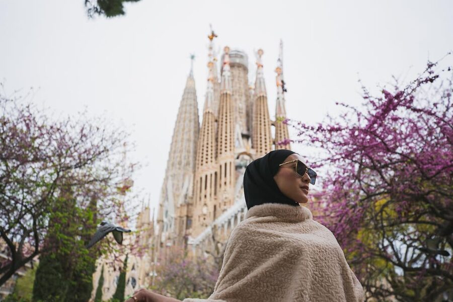 Barcelona: Professional Photoshoot Outside Sagrada Familia - The practical fine print