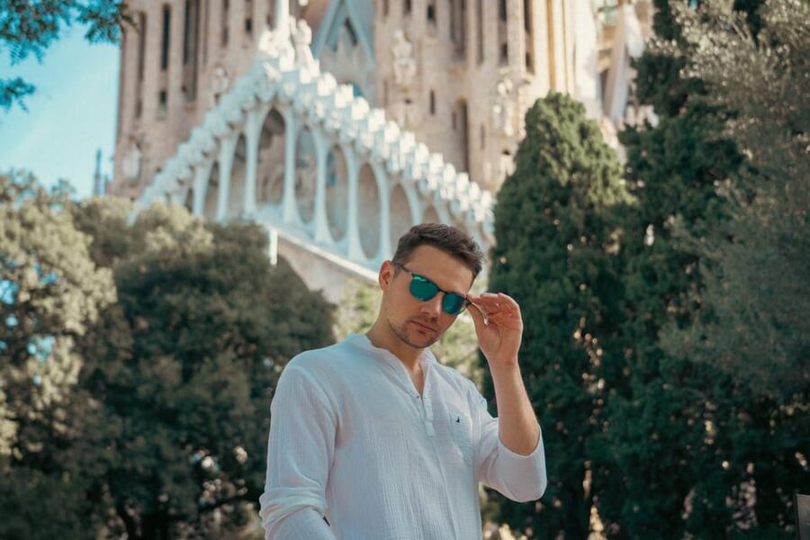Barcelona: Professional Photoshoot Outside Sagrada Familia - Finding a clean view in a crowded square