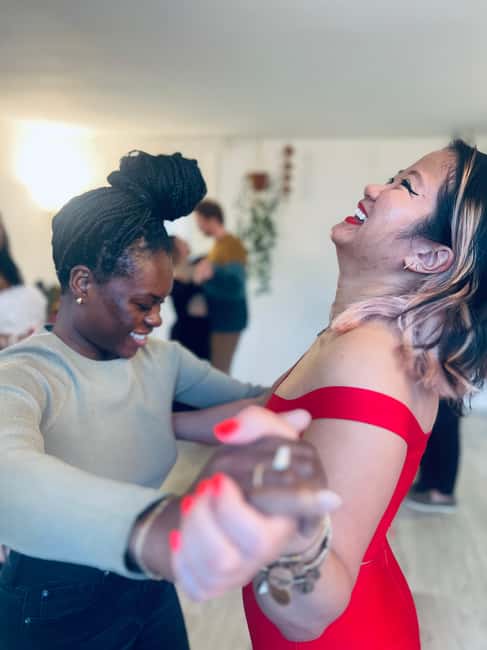 Barcelona: Rooftop Tango Lesson with Drinks and Videos - Drinks, Conversation, and the Social Side