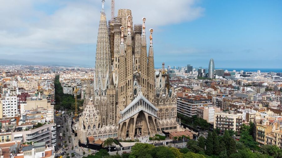 Barcelona: Sagrada Familia and Park Guell Combo Guided Tour - Park Güell: mosaics, symbols, and Barcelona views