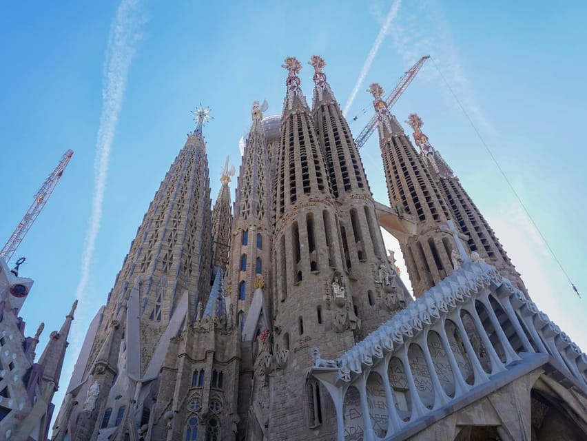 Barcelona: Sagrada Familia and Park Güell Tour - Guides and the quality of the explanation