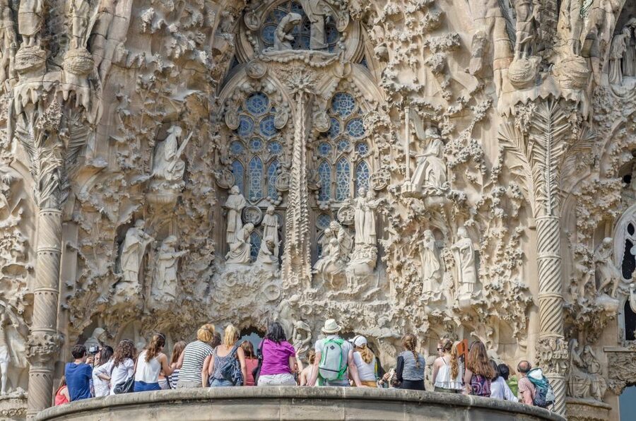 Barcelona: Sagrada Familia Fast Track Guided Tour - Entering the Sagrada Familia without the ticket queue
