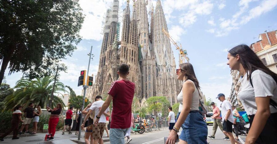 Barcelona: Sagrada Familia Fast-Track Guided Tour - Meeting near Mallorca Street