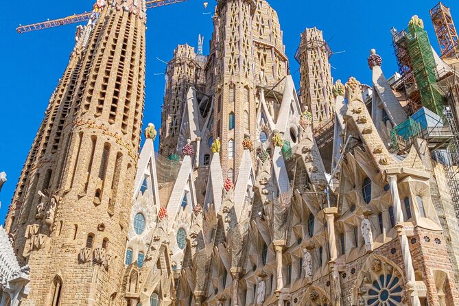 Barcelona: Sagrada Familia Fast Track Tour with Tower Option - Clothing, timing, and the practical details