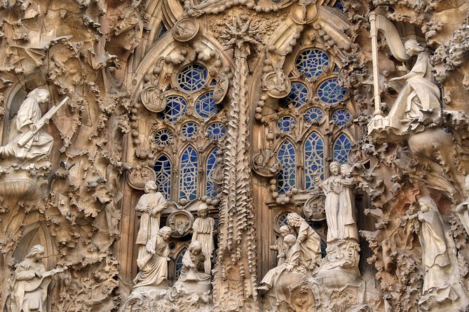 Barcelona: Sagrada Familia Fast Track Tour with Tower Option - Is the guide quality reliable?