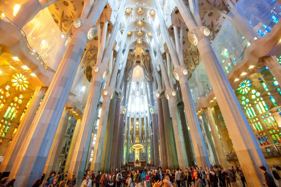 Barcelona: Sagrada Familia Guided Tour with Tower Access - Reading the interior through light and structure
