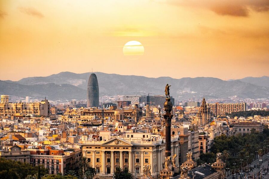 Barcelona: Sagrada Familia, Modernism, and Old Town Tour - Using the metro to reach Passeig de Gràcia