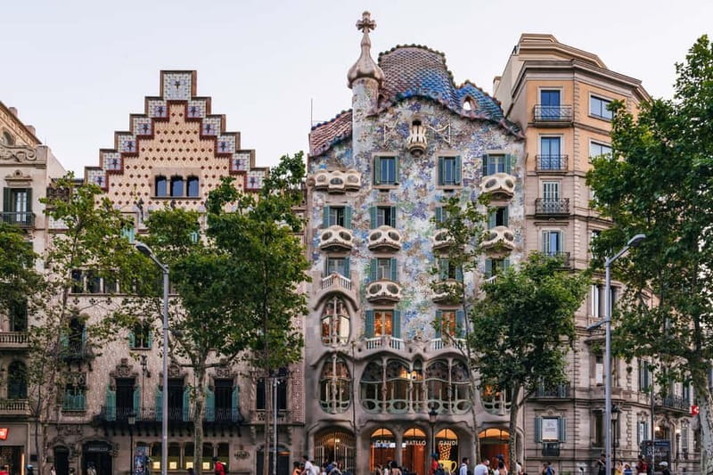 Barcelona: Sagrada Familia or Coastal City Sights by eBike - Parc de la Ciutadella and the road to the sea