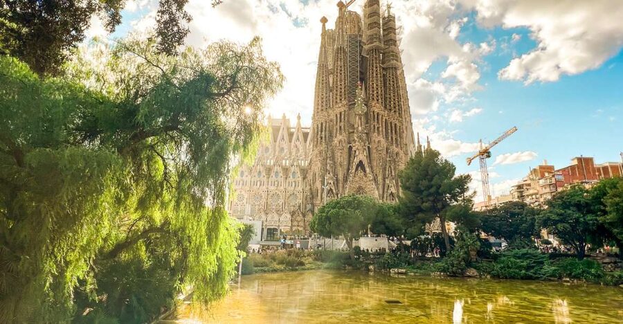 Barcelona: Sagrada Familia, Park Güell and Old Town Tour - Why this Barcelona tour works well on a first day