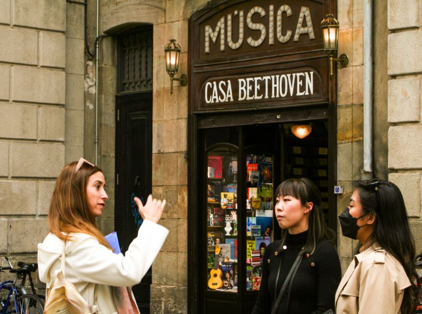 Barcelona: Sagrada Familia, Park Güell and Old Town Tour - Montjuïc Hill and Barcelona’s Olympic story