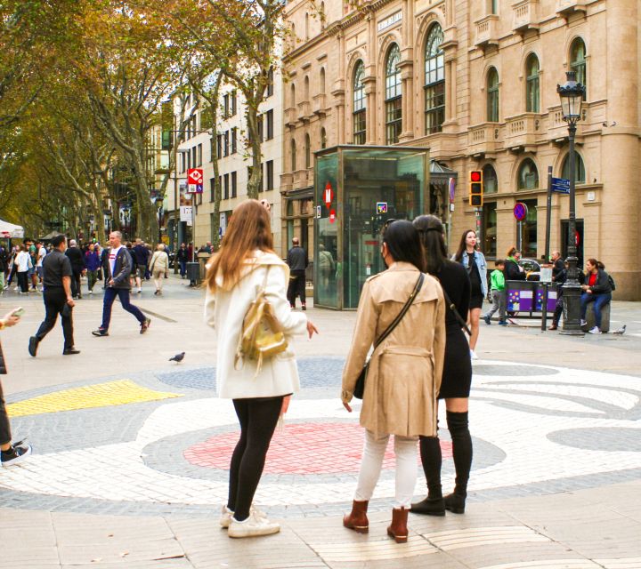 Barcelona: Sagrada Familia, Park Güell and Old Town Tour - Passeig de Gràcia and the road to Park Güell