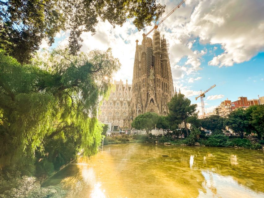 Barcelona: Sagrada Familia, Park Güell and Old Town Tour - Entering Sagrada Família after the façade briefing