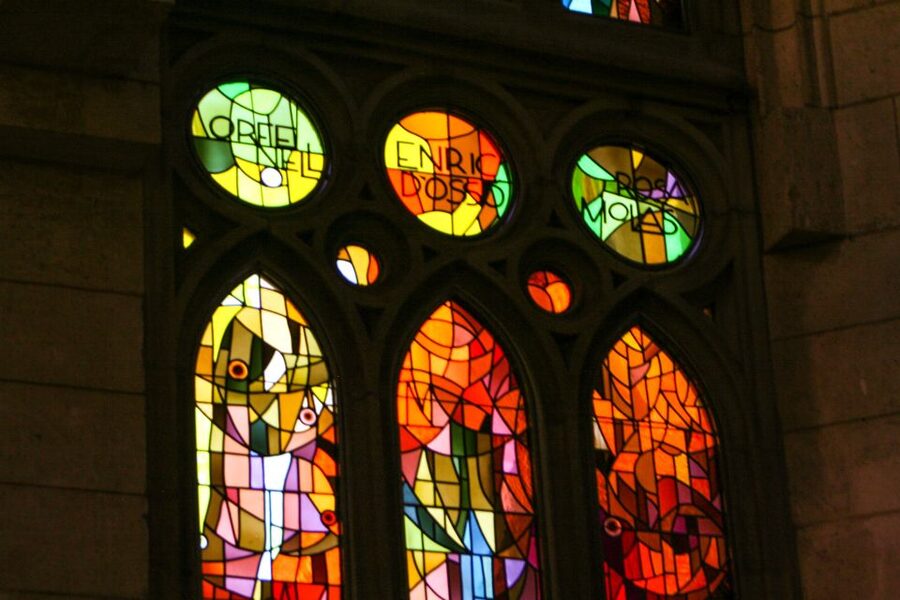 Barcelona: Sagrada Familia, Park Güell and Old Town Tour - What the guides add to the experience