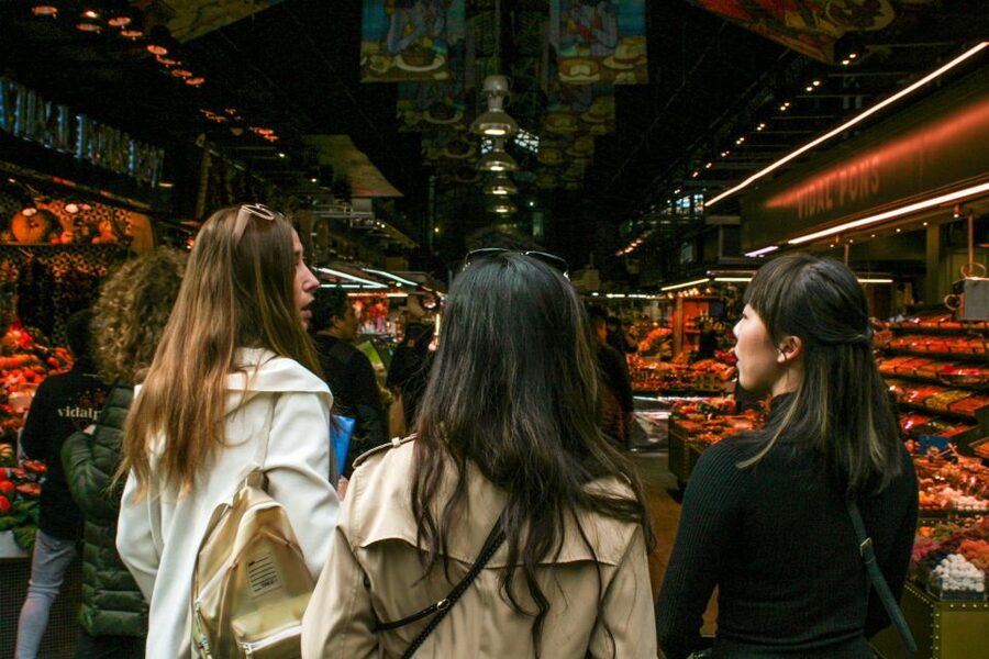 Barcelona: Sagrada Familia, Park Güell and Old Town Tour - Walking through the Gothic Quarter and Born area