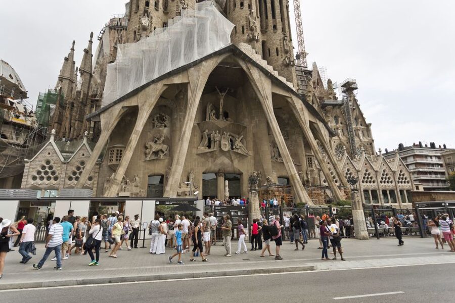 Barcelona: Sagrada Familia & Park Güell Guided Tour & Ticket - Who should book this Gaudí combination?