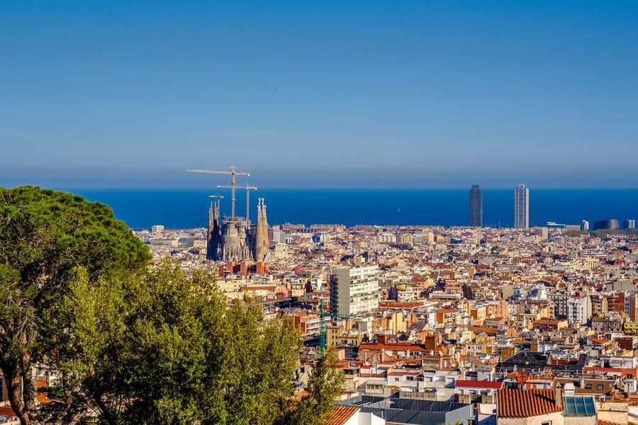 Barcelona: Sagrada Familia & Park Güell Guided Tour & Ticket - Moving from the basilica to Park Güell