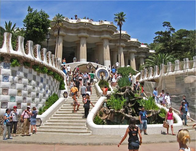 Barcelona: Sagrada Familia & Park Güell Guided Tour & Ticket - The guide quality and bilingual format