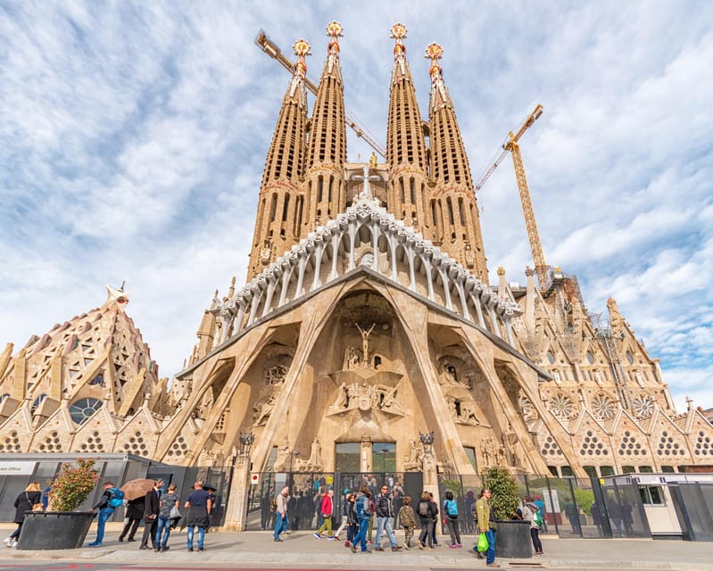 Barcelona: Sagrada Familia & Park Güell Guided Tour & Ticket - How the timing affects your day