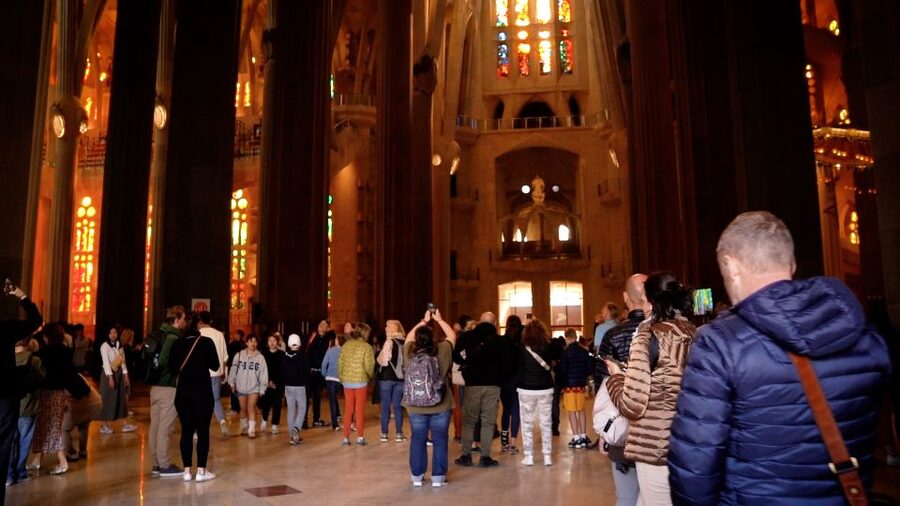 Barcelona: Sagrada Familia Skip-the-Line Guided Tour - Getting through security at the basilica