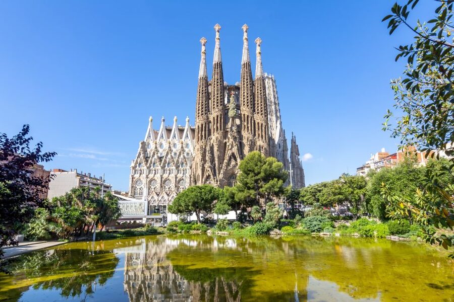 Barcelona: Sagrada Familia Skip The Line Insider Guided Tour - Why a guide helps inside the Sagrada Familia