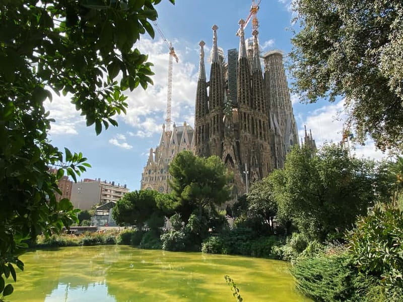 Barcelona: Sagrada Familia Skip-the-line Tour with Guide - Why the Sagrada Familia needs a guide
