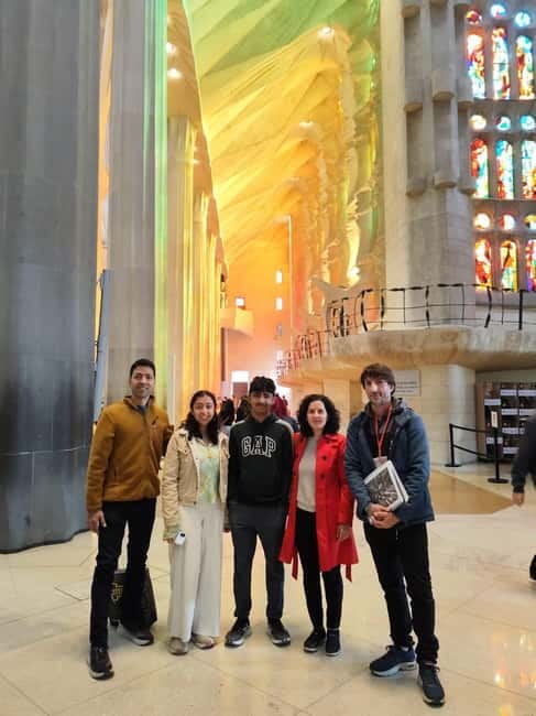 Barcelona: Sagrada Familia Skip-the-line Tour with Guide - Fast-track entry and the security wait