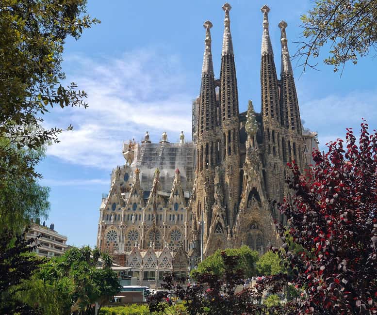 Barcelona: Sagrada Familia Skip-the-line Tour with Guide - Meeting at the Sagrada Familia Store