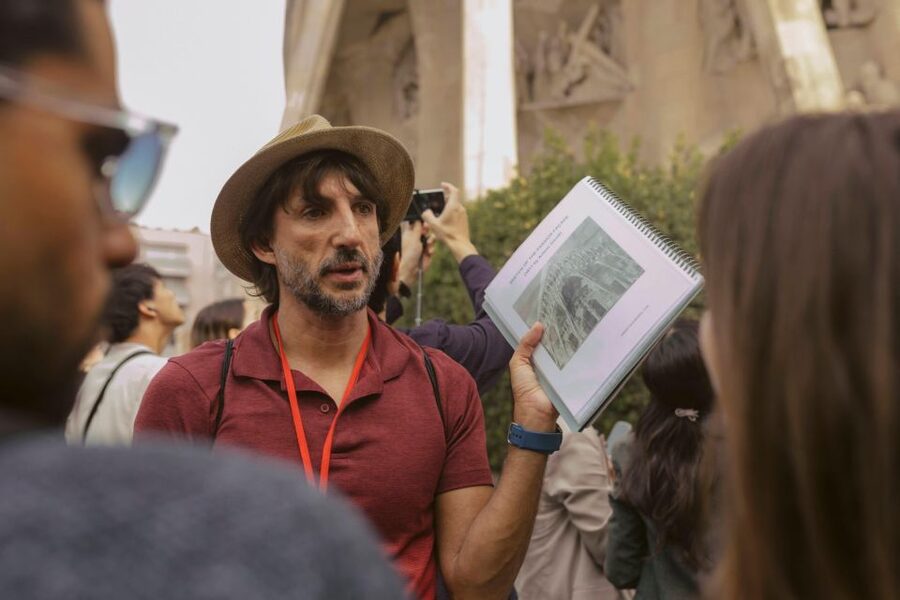 Barcelona: Sagrada Familia Small Group Guided Tour - What the 75-minute guided visit covers