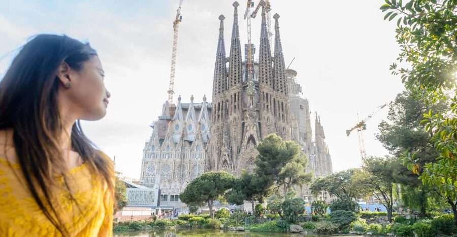 Barcelona: Sagrada Familia Tour & Optional Tower Visit - Key points to know before booking