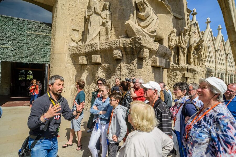 Barcelona: Sagrada Familia Tour & Optional Tower Visit - Gaudí’s story below the church